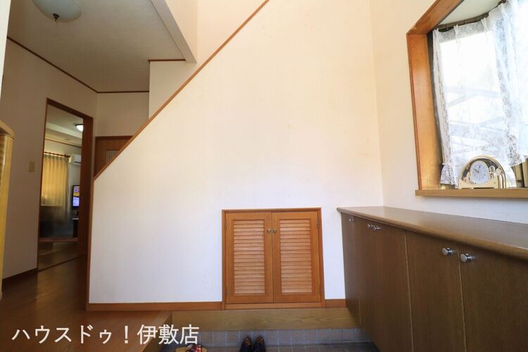玄関 【玄関】玄関には階段下収納、靴箱付きです