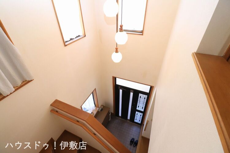 玄関 【吹抜】吹き抜け部分に窓が多くあり、明るい玄関です！