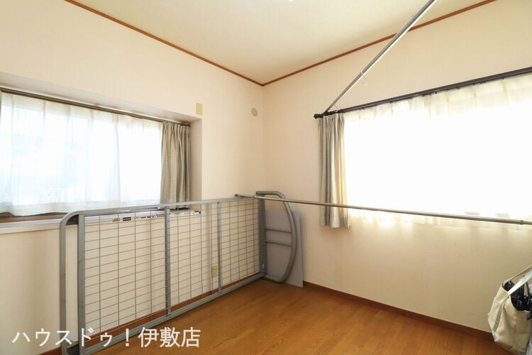 内装 【2F洋室】二面に窓があるため一日中安定した明るさが保てます。腰高窓なので家具の配置もしやすく模様替えも楽しめそうです。