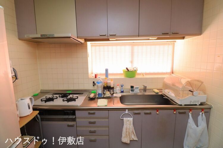 キッチン 【キッチン】吊戸棚付きのキッチン！窓もついており、明るいキッチンです