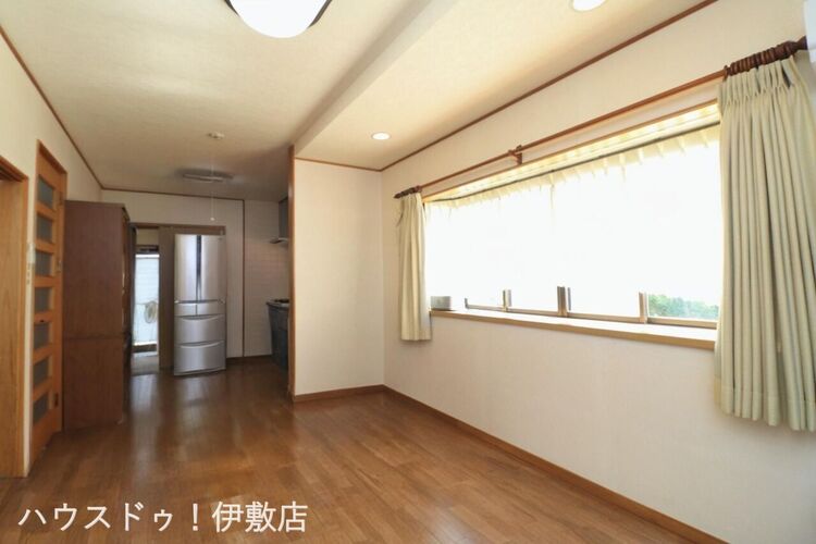 居間 【リビング】主様居住中の為、内覧の際には事前のご予約が必要となります。詳しくはお問い合わせください。※AIによる家具消し済