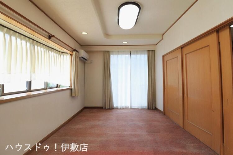 居間 【リビング】東側と南側の2方向に窓がついており、明るいリビングです！※AIによる家具消し済