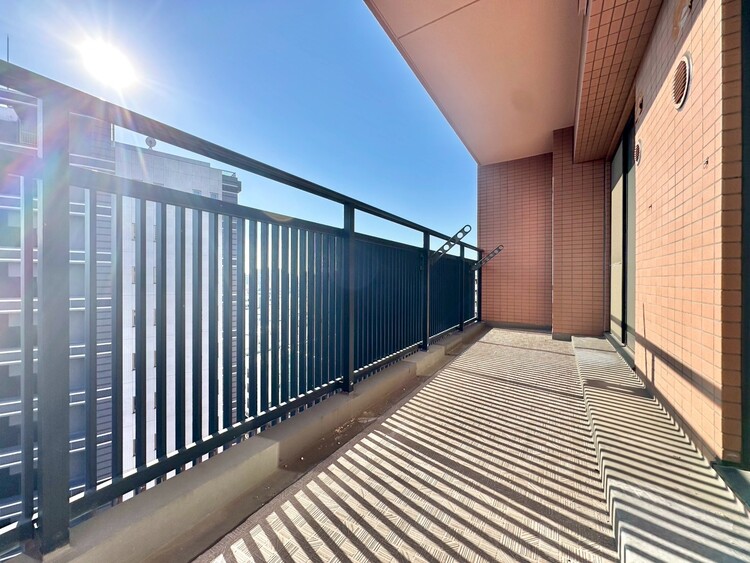 バルコニー 暮らしの中で、光と風を演出してくれるバルコニー。