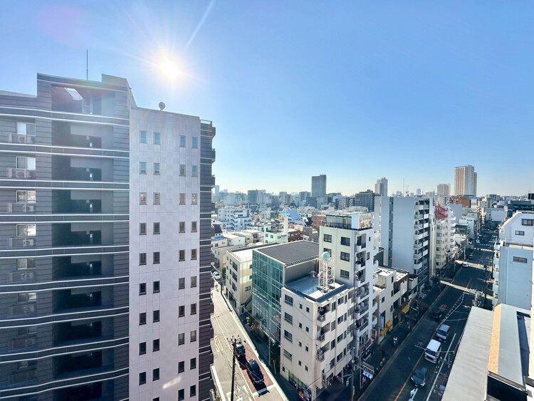 バルコニー 窓を開けると広がる青空。心をリフレッシュして日々を過ごしていきましょう。