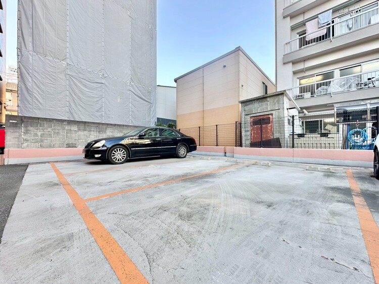 駐車場 本物件の駐車スペースです。車種制限のある場合もございますので、お気軽にお問い合わせくださいませ。