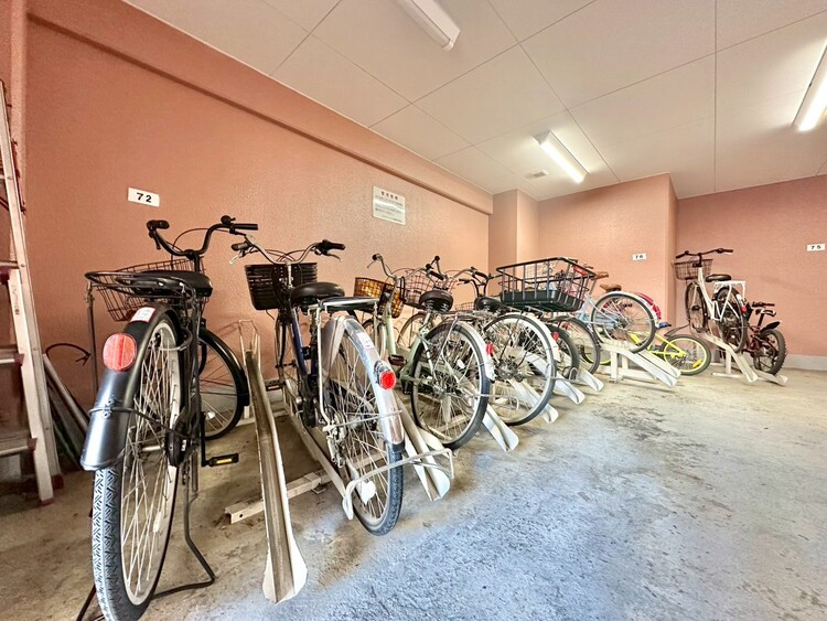 設備 きちんと整備された駐輪場。住む方の心遣いが感じられます。