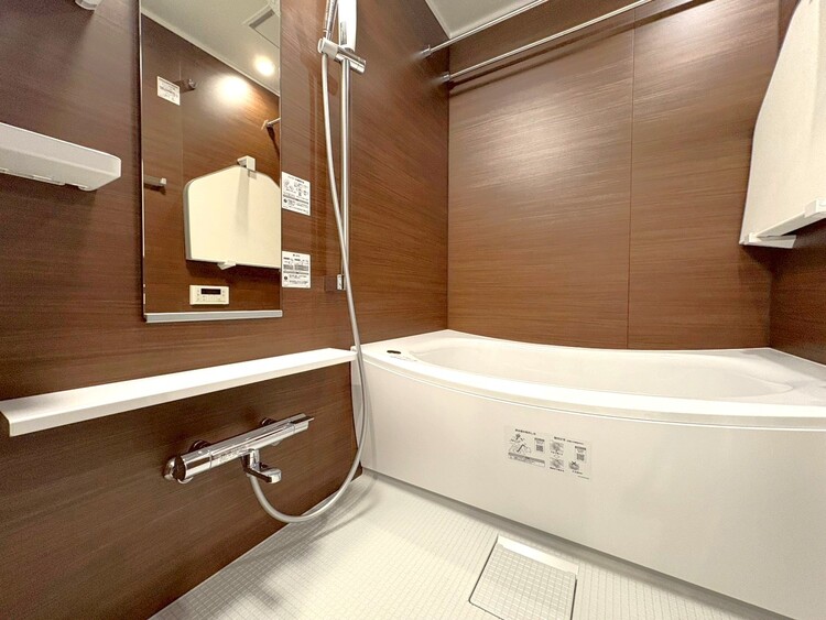 風呂 一日の疲れを癒すバスルームは、心地よいリラックスを叶える清潔感溢れる空間です。