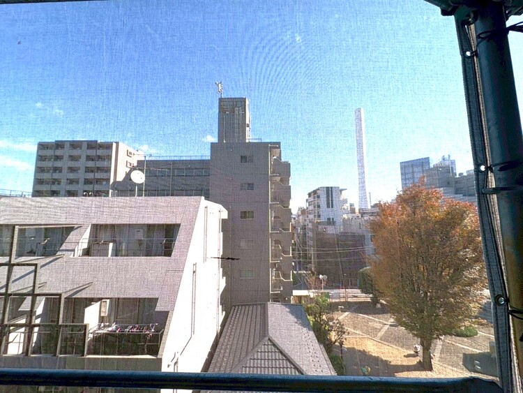 バルコニー 窓を開けると広がる青空。心をリフレッシュして日々を過ごしていきましょう。