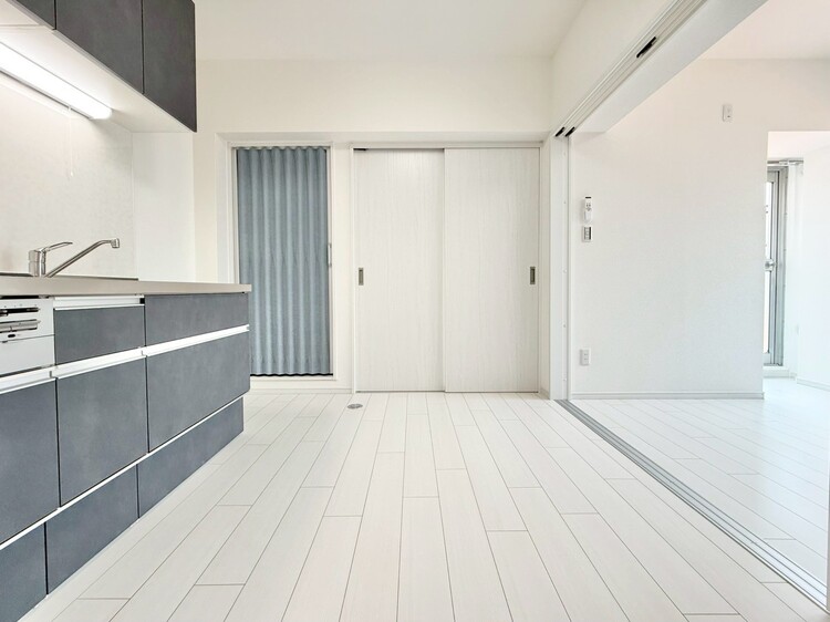 居間 忙しく過ぎゆく日常を置き去るほど、ゆったりした時間が流れるリビング。