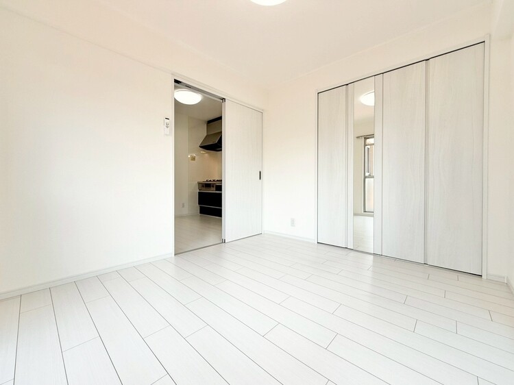 寝室 ベッドも十分に設置するスペースがあります。