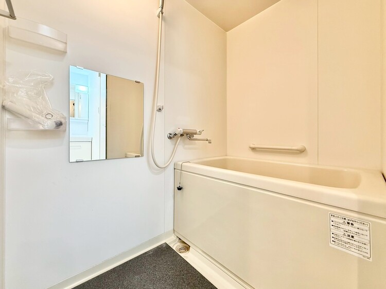 風呂 一日の疲れを癒すバスルームは、心地よいリラックスを叶える清潔感溢れる空間です。