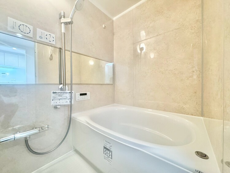 風呂 一日の疲れを癒すバスルームは、心地よいリラックスを叶える清潔感溢れる空間です。