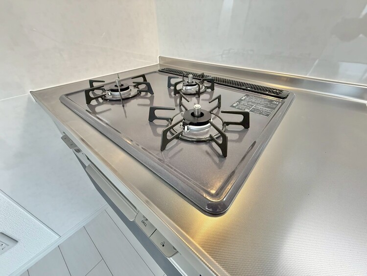 設備 ３口コンロで、お料理の効率もアップ。使い勝手の良さを考えました。