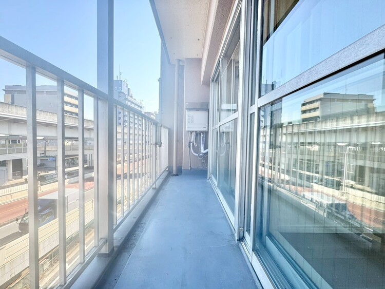 バルコニー 暮らしの中で、光と風を演出してくれるバルコニー。