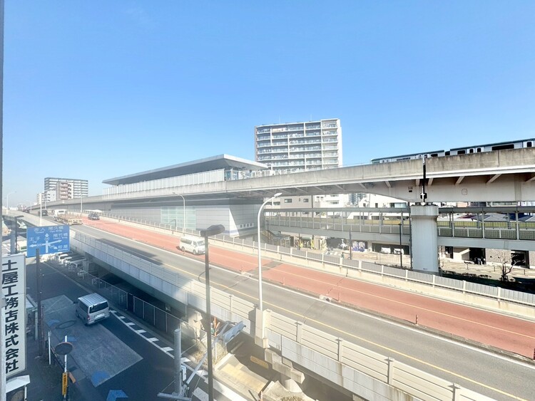 バルコニー 窓を開けると広がる青空。心をリフレッシュして日々を過ごしていきましょう。