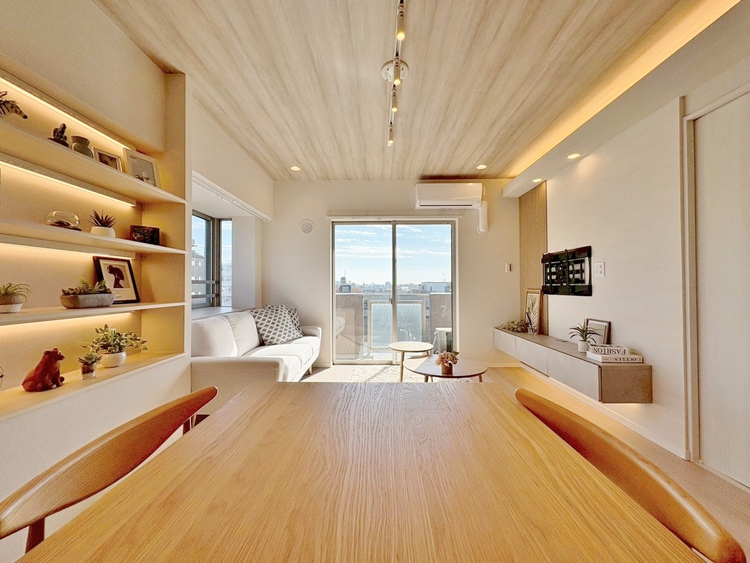 居間 居心地の良い空気感は、暮らしのステージを彩り、心からのやすらぎと満足感を与えてくれます。