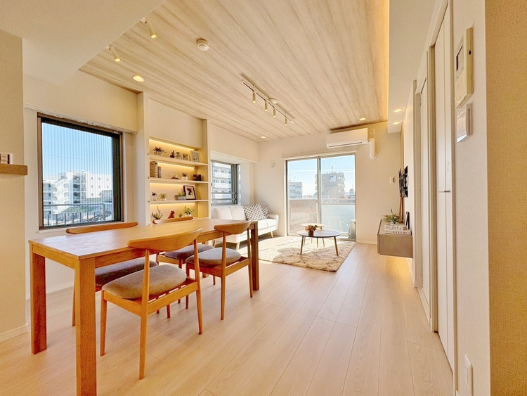 居間 快適に過ごす毎日を求めて、暮らしの中でご自身の「マイホーム」に創り上げてください。