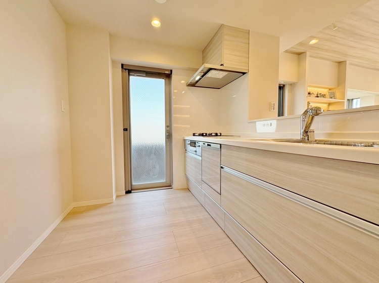 キッチン スマートな意匠と充実の機能を備えたキッチンが、暮らしにおいしい彩りを添えます。