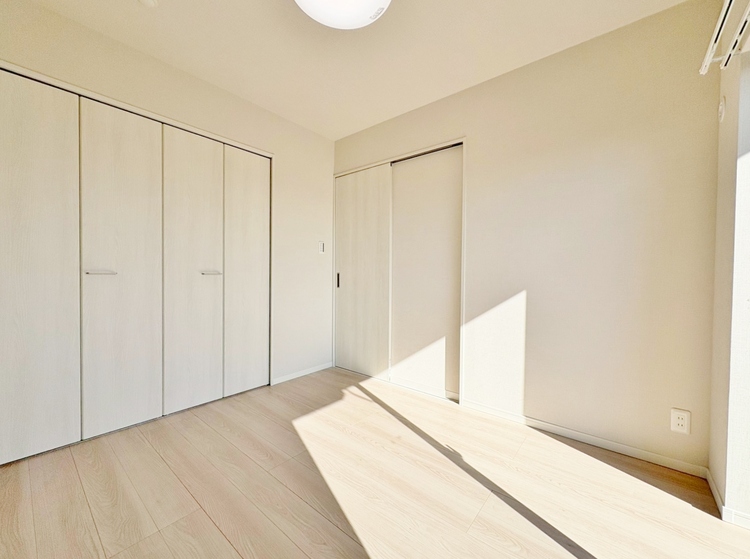 寝室 ベッドも十分に設置するスペースがあります。