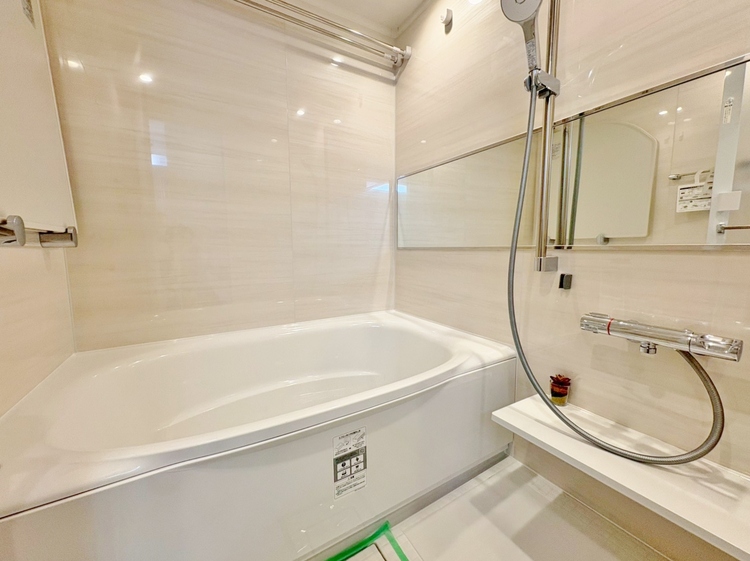 風呂 一日の疲れを癒すバスルームは、心地よいリラックスを叶える清潔感溢れる空間です。