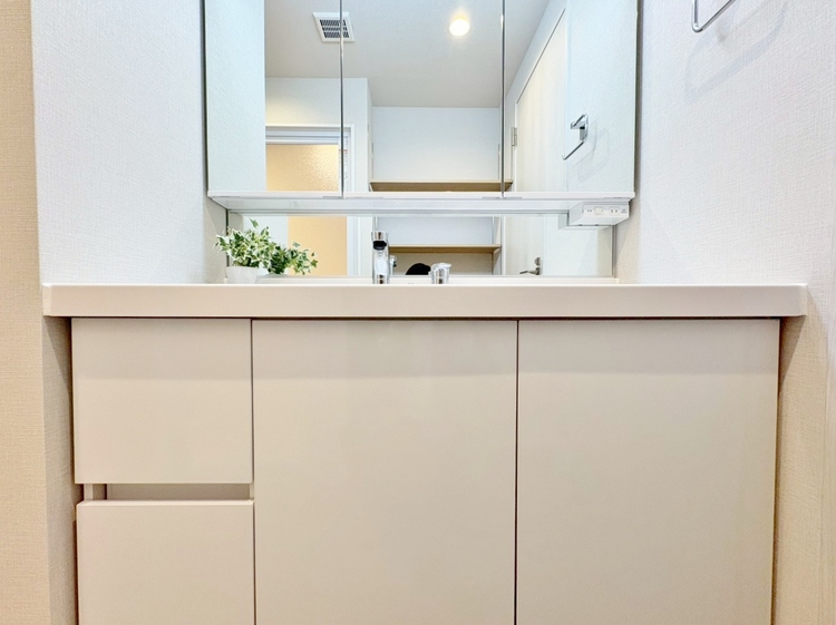 洗面 何かと物が増える場所だからこそ、スッキリと見映えの良い空間に。