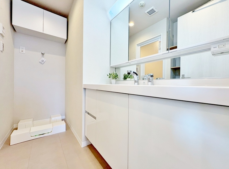 洗面 清潔感と心地よさを重視した、上質感漂うパウダールーム。