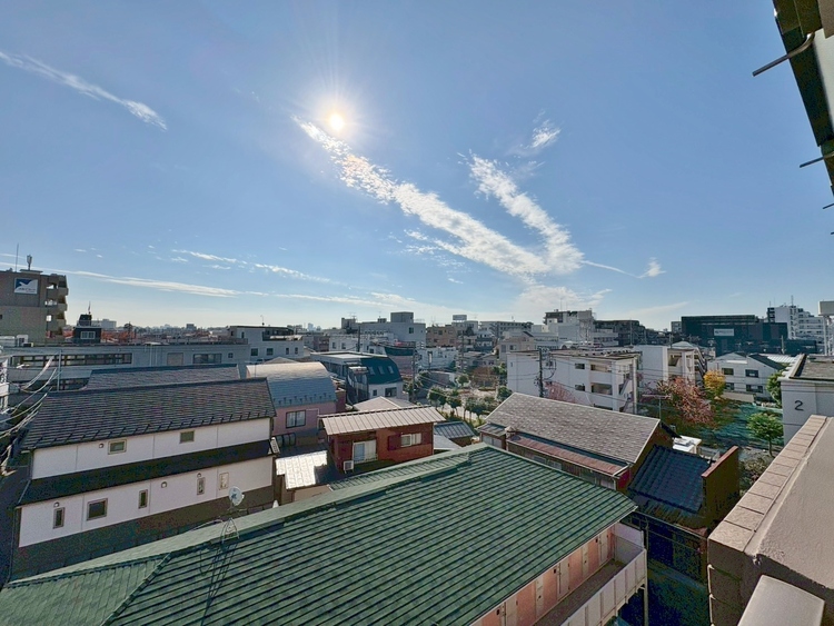 バルコニー 窓を開けると広がる青空。心をリフレッシュして日々を過ごしていきましょう。