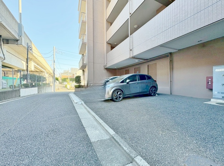 駐車場 本物件の駐車スペースです。車種制限のある場合もございますので、お気軽にお問い合わせくださいませ。