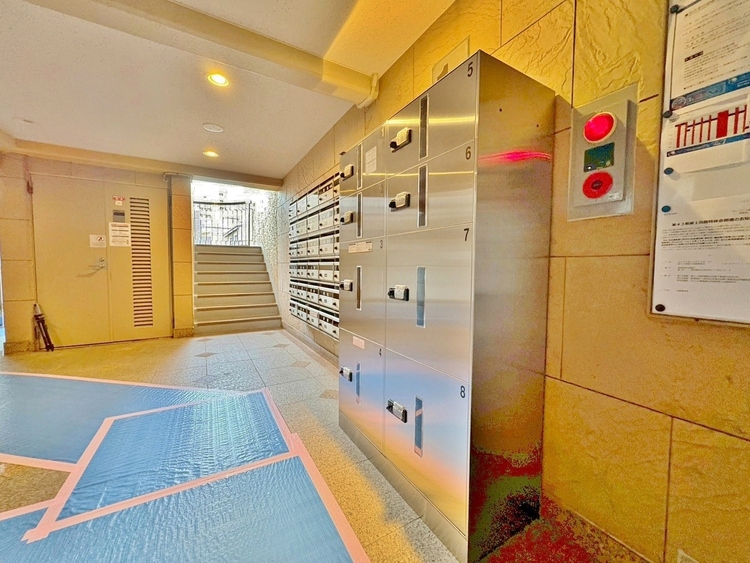 設備 外出中に活躍してくれる宅配ボックスが設置されています。家で宅配物を待たなくて済みますね。