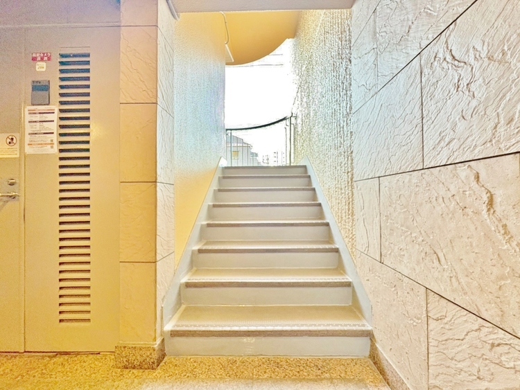 その他 落ち着いた雰囲気の階段。手すりも常設しているので、ゆったりお使いになれます。