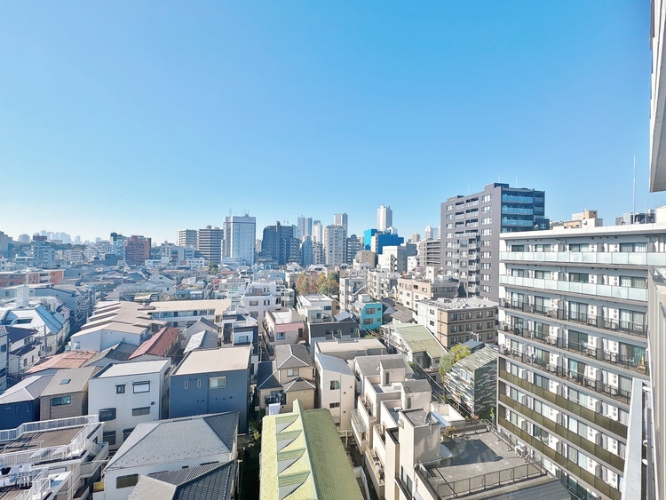 バルコニー 窓を開けると広がる青空。心をリフレッシュして日々を過ごしていきましょう。