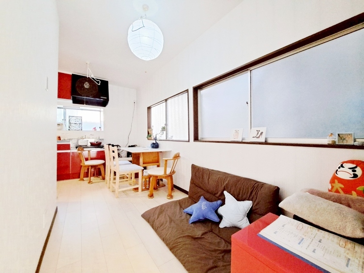 居間 忙しく過ぎゆく日常を置き去るほど、ゆったりした時間が流れるリビング。