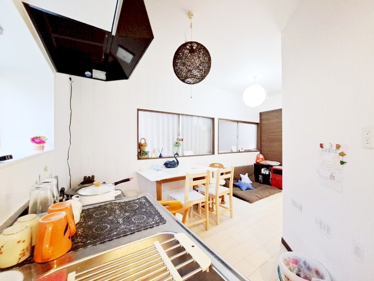 居間 飾り過ぎないシンプルな内装と偏り過ぎないデザインで統一しました。