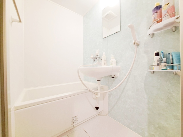 風呂 一日の疲れを癒すバスルームは、心地よいリラックスを叶える清潔感溢れる空間です。