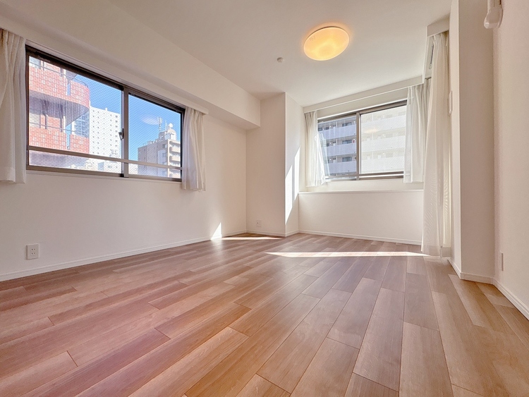 居間 居心地の良い空気感は、暮らしのステージを彩り、心からのやすらぎと満足感を与えてくれます。