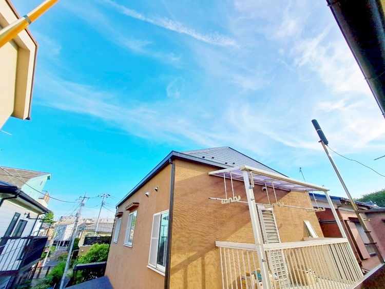 バルコニー 窓を開けると広がる青空。心をリフレッシュして日々を過ごしていきましょう。