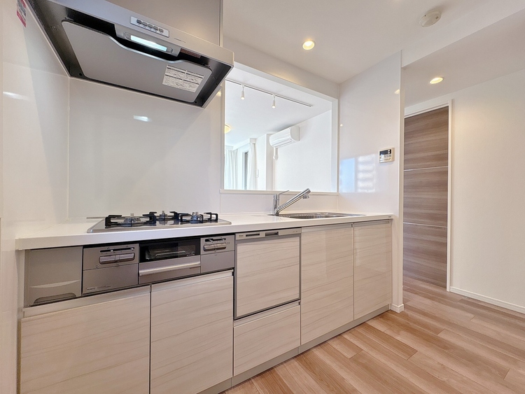 キッチン スマートな意匠と充実の機能を備えたキッチンが、暮らしにおいしい彩りを添えます。