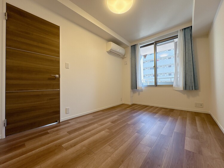 寝室 ベッドも十分に設置するスペースがあります。