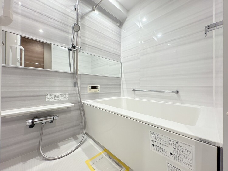 風呂 一日の疲れを癒すバスルームは、心地よいリラックスを叶える清潔感溢れる空間です。