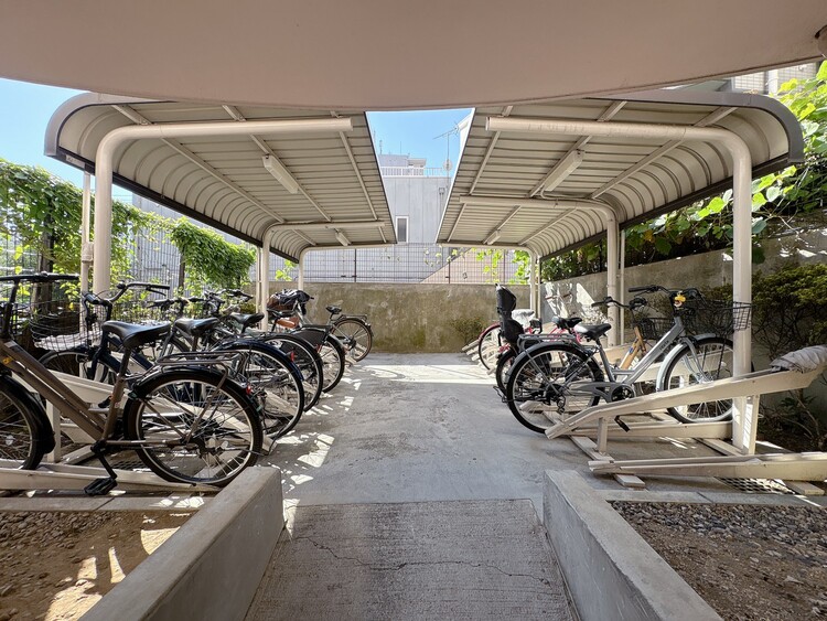 設備 整理整頓された駐輪場で、管理体制の良好さがうかがえます。