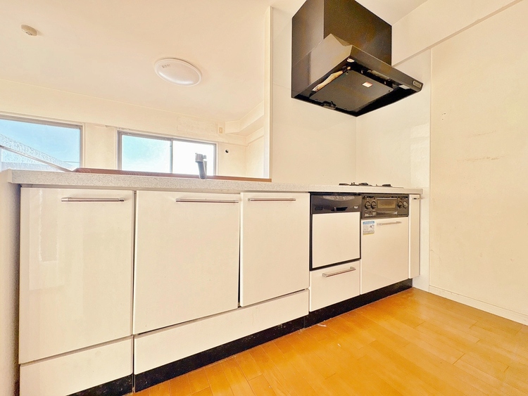 キッチン スマートな意匠と充実の機能を備えたキッチンが、暮らしにおいしい彩りを添えます。