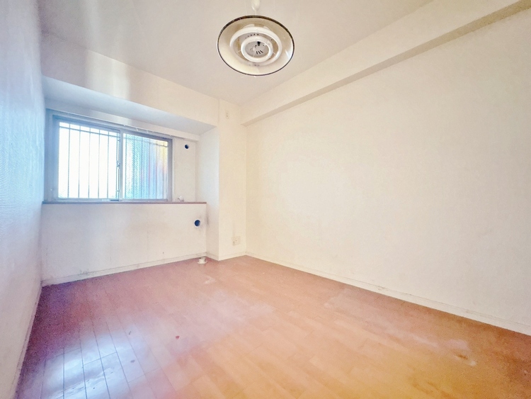 寝室 ベッドも十分に設置するスペースがあります。