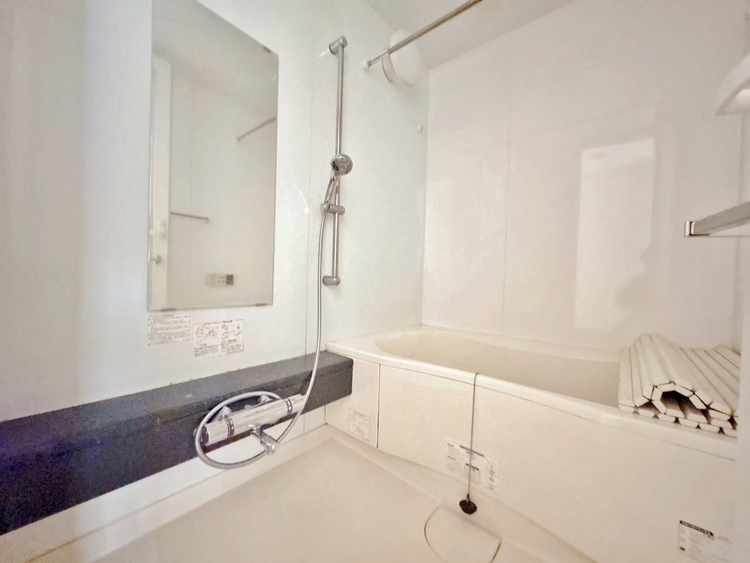 風呂 一日の疲れを癒すバスルームは、心地よいリラックスを叶える清潔感溢れる空間です。