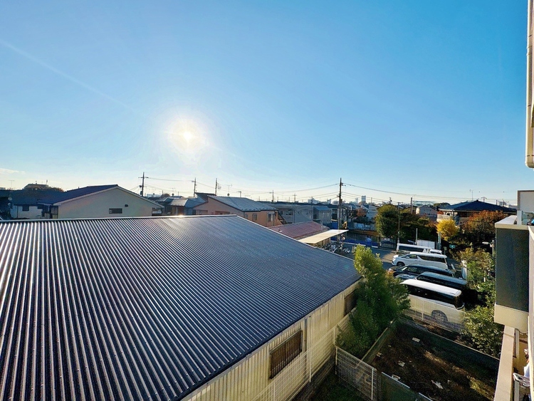 バルコニー 窓を開けると広がる青空。心をリフレッシュして日々を過ごしていきましょう。