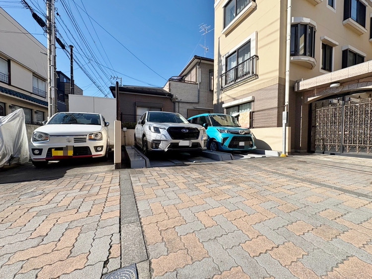駐車場 本物件の駐車スペースです。車種制限のある場合もございますので、お気軽にお問い合わせくださいませ。