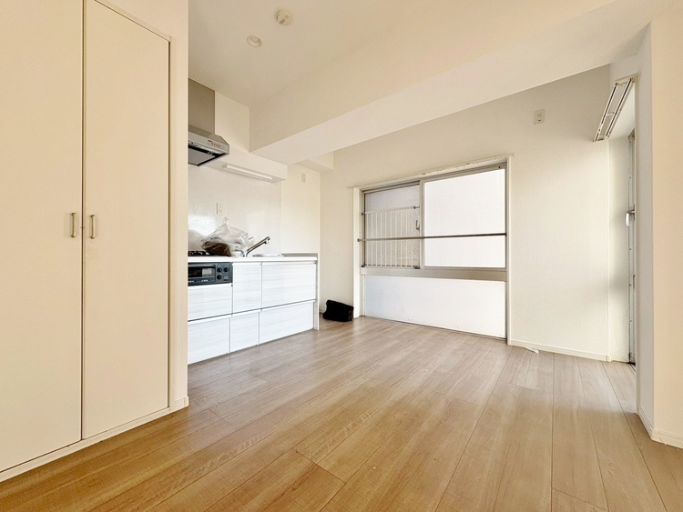 居間 忙しく過ぎゆく日常を置き去るほど、ゆったりした時間が流れるリビング。