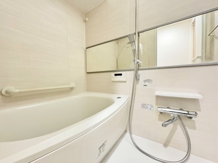 風呂 一日の疲れを癒すバスルームは、心地よいリラックスを叶える清潔感溢れる空間です。