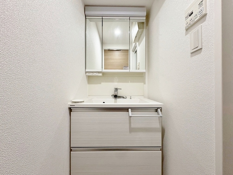 洗面 何かと物が増える場所だからこそ、スッキリと見映えの良い空間に。