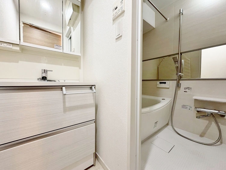 洗面 清潔感と心地よさを重視した、上質感漂うパウダールーム。