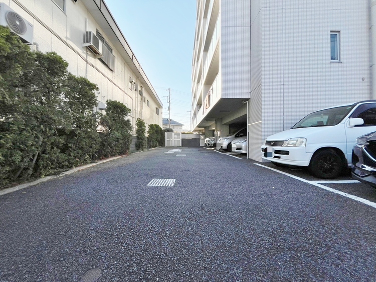 駐車場 本物件の駐車スペースです。車種制限のある場合もございますので、お気軽にお問い合わせくださいませ。